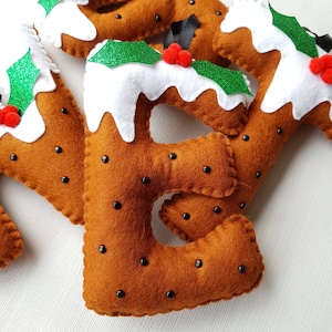 Carta colgante de budín de Navidad personalizada. 18cm fieltro inicial. Decoración del árbol de Navidad. Relleno de medias