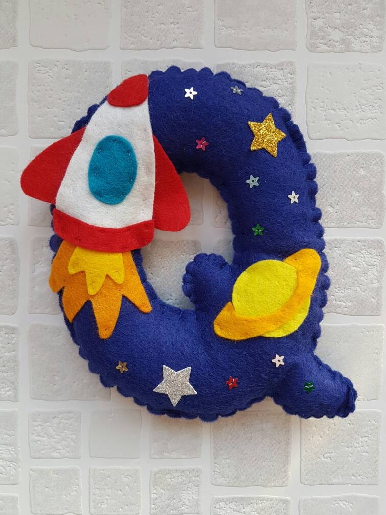 Carta colgante personalizada. 18cm decorado fieltro inicial Cohete espacial estrella planeta Regalo del bebé Decoración del dormitorio de los niños relleno de medias imagen 4