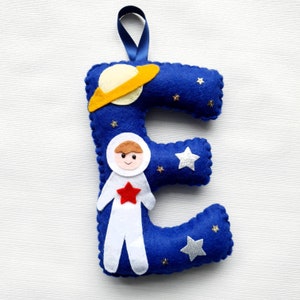 Carta colgante personalizada. 18cm decorado fieltro inicial Cohete espacial estrella planeta Regalo del bebé Decoración del dormitorio de los niños relleno de medias imagen 3
