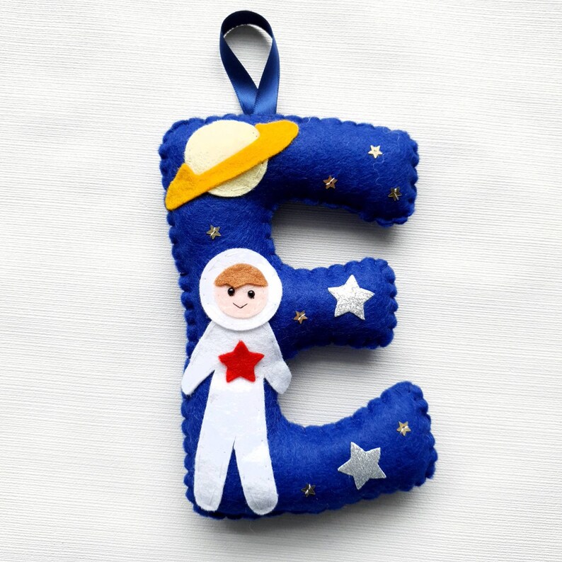 Carta colgante personalizada. 18cm decorado fieltro inicial Cohete espacial estrella planeta Regalo del bebé Decoración del dormitorio de los niños relleno de medias imagen 3