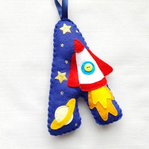 Carta colgante personalizada. 18cm decorado fieltro inicial Cohete espacial estrella planeta Regalo del bebé Decoración del dormitorio de los niños relleno de medias imagen 2