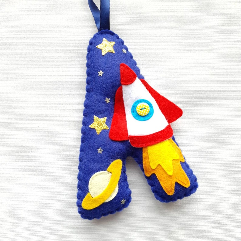 Carta colgante personalizada. 18cm decorado fieltro inicial Cohete espacial estrella planeta Regalo del bebé Decoración del dormitorio de los niños relleno de medias imagen 2