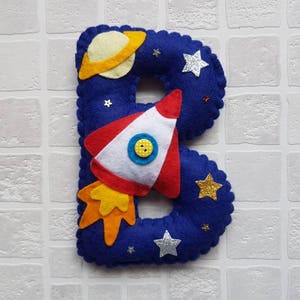 Carta colgante personalizada. 18cm decorado fieltro inicial Cohete espacial estrella planeta Regalo del bebé Decoración del dormitorio de los niños relleno de medias imagen 7