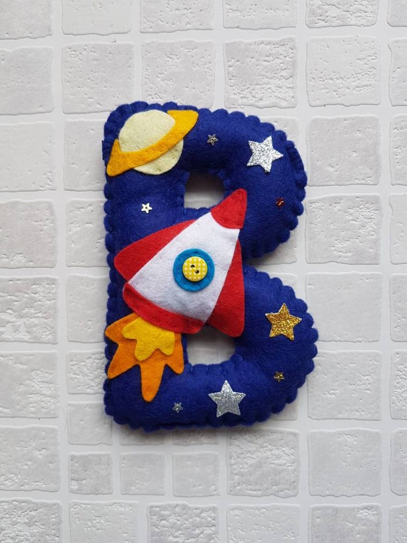 Carta colgante personalizada. 18cm decorado fieltro inicial Cohete espacial estrella planeta Regalo del bebé Decoración del dormitorio de los niños relleno de medias imagen 7
