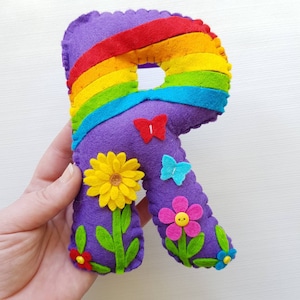 Carta colgante personalizada. Inicial de fieltro decorada de 18cm. Letra del arco iris, nombre, relleno de medias de decoración del dormitorio de los niños del regalo del bebé