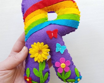 Carta colgante personalizada. Inicial de fieltro decorada de 18cm. Letra del arco iris, nombre, relleno de medias de decoración del dormitorio de los niños del regalo del bebé