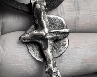Rohe Silber Kreuz Anhänger rustikale Halskette auf Leder / Wildleder