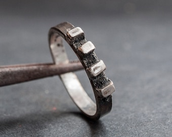 Anillo de plata de ley oxidada: banda geométrica brutalista