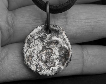 Colgante de plata oxidada brutalista: collar de arte orgánico
