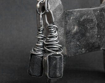 Brincos pendentes de prata com turmalina negra bruta: pátina oxidada