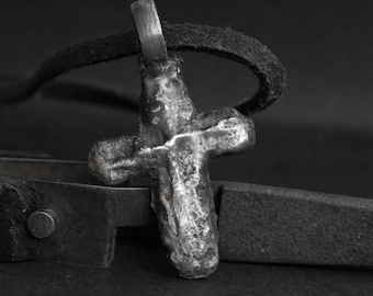 Roher silberner Kreuzanhänger Rustikale Silberkreuzhalskette Kreuz geschmolzener silberner Mann Oxidierte silberne Kreuzhalskette Herrenanhänger Brutalist Silber