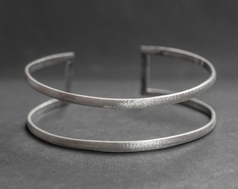 Brazalete ancho de plata de ley: joyería geométrica con un toque llamativo