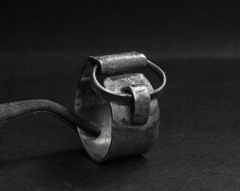 Anillo de plata oxidada brutalista: banda rústica hecha a mano