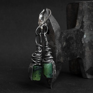 Orecchini in giada verde ossidata: gioielli pendenti rustici