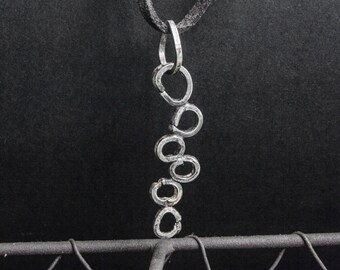 Colgante de plata de ley oxidada: collar orgánico crudo, gamuza marrón