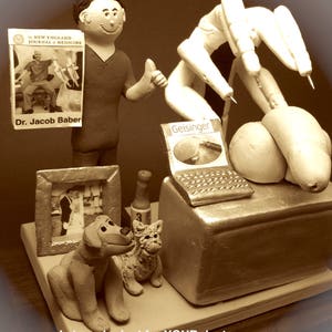 K&ouml;nnte beinhalten: Eine ma&szlig;gefertigte Figur eines Arztes mit Stethoskop, Laptop, Buch, Flasche, Hund und Katze. Die Figur ist aus Ton gefertigt und in Sepiat&ouml;nen bemalt. Die Figur ist auf Bestellung gefertigt und ein einzigartiges Geschenk f&uuml;r einen Arzt oder Chirurgen. Der Text "made to order just for YOUR doctor or surgeon" und "magicmud.com" ist auf dem Bild zu sehen.