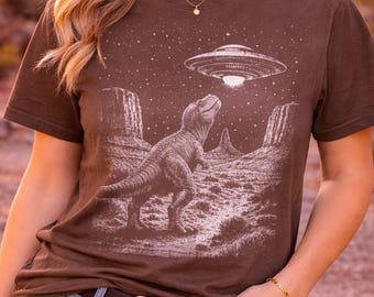 Chemise OVNI dinosaure : t-shirt science-fiction couleurs confort, chemise dinosaure extraterrestre rétro, t-shirt graphique désert, chemise dinosaure cowboy de l'espace, t-shirt unisexe