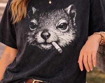 Chemise écureuil fumeur : t-shirt graphique animal déséquilibré, streetwear punk noir, t-shirt animalier grunge, écureuil drôle meme, t-shirt unisexe noir