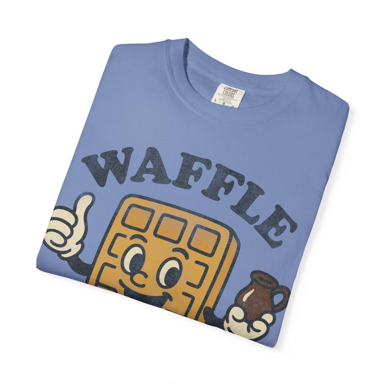 Comfort Colors® Waffle Club Shirt: Vintage Diner Maskottchen T-Shirt Retro Frühstück Cartoon Foodie Grafik Unisex Washed Denim