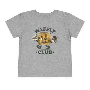 Camiseta del Club de Waffles para Niños Pequeños: Camiseta Retro de Mascota de Desayuno con Jarra de Jarabe, Gráfico de Brunch Dinercore, Lindo Regalo para Amantes de los Waffles de Fin de Semana Athletic Heather