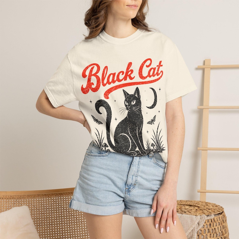 T-Shirt mit schwarzer Katze, Vintage-T-Shirt mit schwarzer Katze in bequemen Farben, Retro-T-Shirt mit Katzenmotiv, Geschenk für Katzenliebhaber, Cottagecore-T-Shirt Bild 4