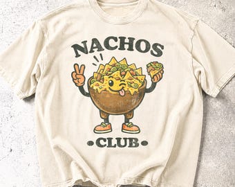 ナチョスクラブ ヴィンテージグラフィックTシャツ、レトロコンフォートカラーズ® ナチョシャツ、面白いメキシコ料理Tシャツ、グルメギフト、90年代スナック好きのためのユニセックスシャツ