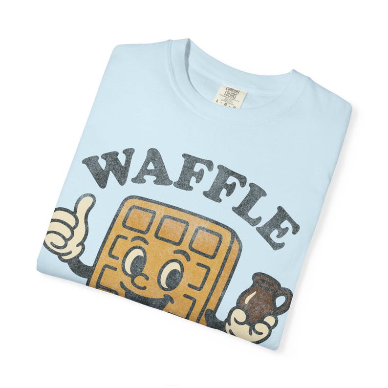 Comfort Colors® Waffle Club Shirt: Vintage Diner Maskottchen T-Shirt Retro Frühstück Cartoon Foodie Grafik Unisex Chambray
