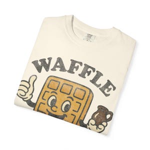 Comfort Colors® Waffle Club Shirt: Vintage Diner Maskottchen T-Shirt Retro Frühstück Cartoon Foodie Grafik Unisex Ivory