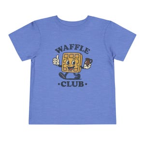 Camiseta del Club de Waffles para Niños Pequeños: Camiseta Retro de Mascota de Desayuno con Jarra de Jarabe, Gráfico de Brunch Dinercore, Lindo Regalo para Amantes de los Waffles de Fin de Semana Heather Columbia Blue