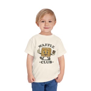 Camiseta del Club de Waffles para Niños Pequeños: Camiseta Retro de Mascota de Desayuno con Jarra de Jarabe, Gráfico de Brunch Dinercore, Lindo Regalo para Amantes de los Waffles de Fin de Semana imagen 2