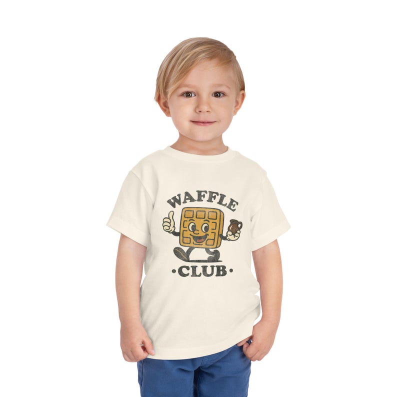Camiseta del Club de Waffles para Niños Pequeños: Camiseta Retro de Mascota de Desayuno con Jarra de Jarabe, Gráfico de Brunch Dinercore, Lindo Regalo para Amantes de los Waffles de Fin de Semana imagen 2