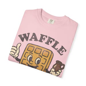 Comfort Colors® Waffle Club Shirt: Vintage Diner Maskottchen T-Shirt Retro Frühstück Cartoon Foodie Grafik Unisex Blossom
