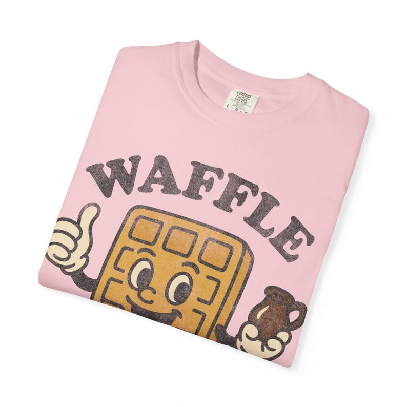 Comfort Colors® Waffle Club Shirt: Vintage Diner Maskottchen T-Shirt Retro Frühstück Cartoon Foodie Grafik Unisex Blossom