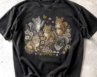 ヴィンテージ風リスとワイルドフラワーのグラフィックTシャツ、レトロコンフォートカラーズ®ウッドランドアニマルTシャツ、コテージコアフローラルワイルドライフリス好きへのギフト