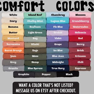 K&ouml;nnte beinhalten: Eine Farbkarte mit einer Vielzahl von Stofffarben, von Wei&szlig; bis Schwarz. Der Text "Comfort Colors" steht oben, mit einem Aufruf zum Handeln unten: "Sie m&ouml;chten eine Farbe, die nicht aufgef&uuml;hrt ist? Kontaktieren Sie uns nach dem Kauf auf Etsy."