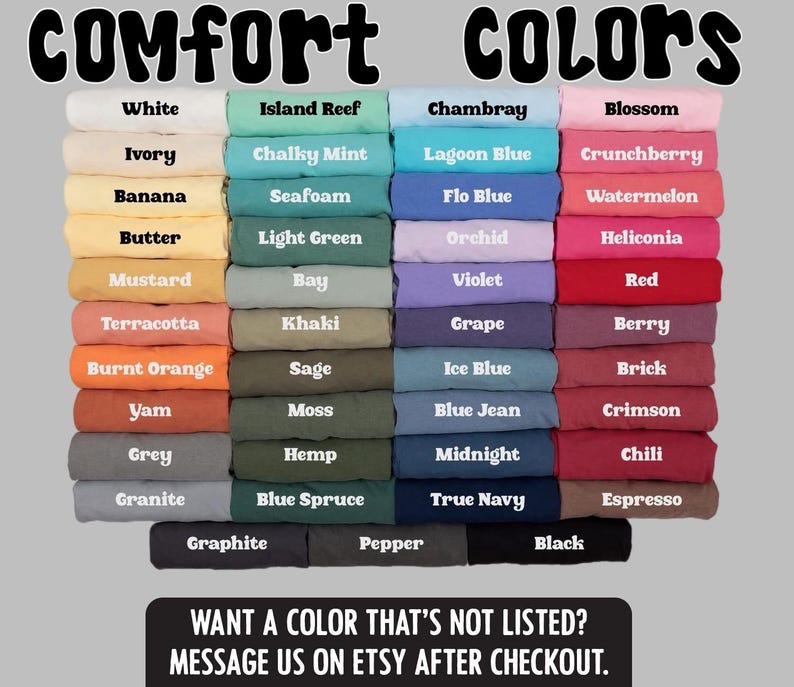 K&ouml;nnte beinhalten: Eine Farbkarte mit einer Vielzahl von Stofffarben, von Wei&szlig; bis Schwarz. Der Text "Comfort Colors" steht oben, mit einem Aufruf zum Handeln unten: "Sie m&ouml;chten eine Farbe, die nicht aufgef&uuml;hrt ist? Kontaktieren Sie uns nach dem Kauf auf Etsy."
