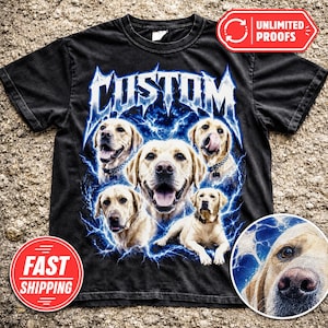 以下が含まれることがあります： 上部にメタリックブルーのフォントで「CUSTOM」と書かれた黒の半袖Tシャツ。グラフィックには、青い稲妻に囲まれた4匹のイエローラブラドールレトリバーが描かれています。円形のインセットには、犬の顔のクローズアップが表示されています。