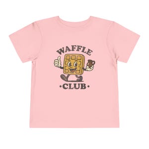 Camiseta del Club de Waffles para Niños Pequeños: Camiseta Retro de Mascota de Desayuno con Jarra de Jarabe, Gráfico de Brunch Dinercore, Lindo Regalo para Amantes de los Waffles de Fin de Semana Pink