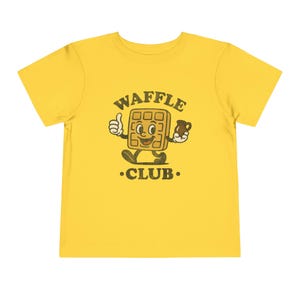 Camiseta del Club de Waffles para Niños Pequeños: Camiseta Retro de Mascota de Desayuno con Jarra de Jarabe, Gráfico de Brunch Dinercore, Lindo Regalo para Amantes de los Waffles de Fin de Semana Yellow
