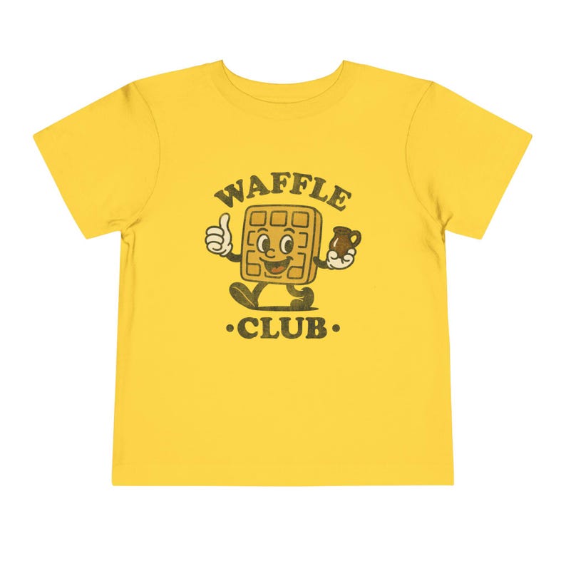 Camiseta del Club de Waffles para Niños Pequeños: Camiseta Retro de Mascota de Desayuno con Jarra de Jarabe, Gráfico de Brunch Dinercore, Lindo Regalo para Amantes de los Waffles de Fin de Semana Yellow