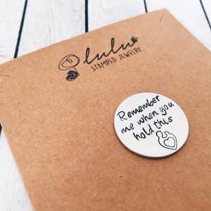 Remember Me When You Hold This Token 22mm - Remembrance Mom Baby Gift Coin - Loss of Baby Son Daughter Sympathy Token - Mum Baby Keepsake