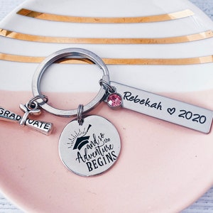 Llavero de regalo para recién graduados - Llavero personalizado motivacional con diploma de graduación - Llavero de aventura de graduado de la escuela secundaria - Graduación universitaria