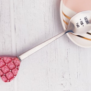 Essen für zwei Schwangerschaft Babypartygeschenk Kuchenlöffel - personalisierter benutzerdefinierter Teekaffeelöffel graviertes Geschenk - gestempelter Teelöffel Besteck Foodie