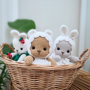 Bébé ours et lapin en robe blanche, amigurumi, patron au crochet, pdf. image 1