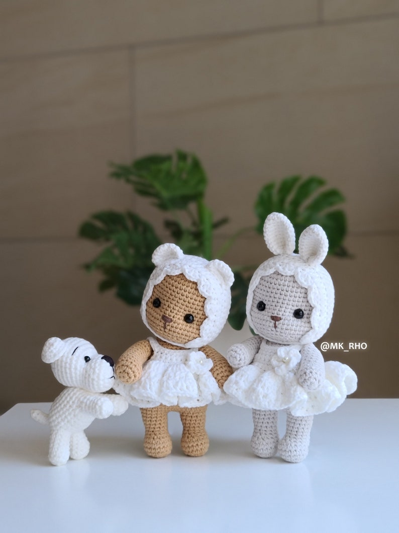 Bébé ours et lapin en robe blanche, amigurumi, patron au crochet, pdf. image 5