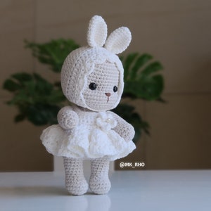 Bébé ours et lapin en robe blanche, amigurumi, patron au crochet, pdf. image 4