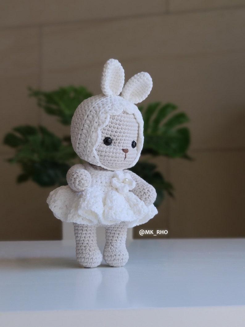 Bébé ours et lapin en robe blanche, amigurumi, patron au crochet, pdf. image 4