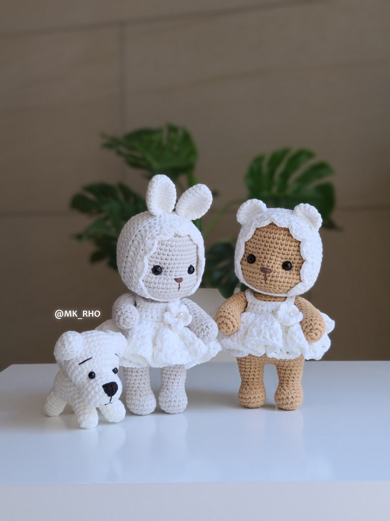 Bébé ours et lapin en robe blanche, amigurumi, patron au crochet, pdf. image 6