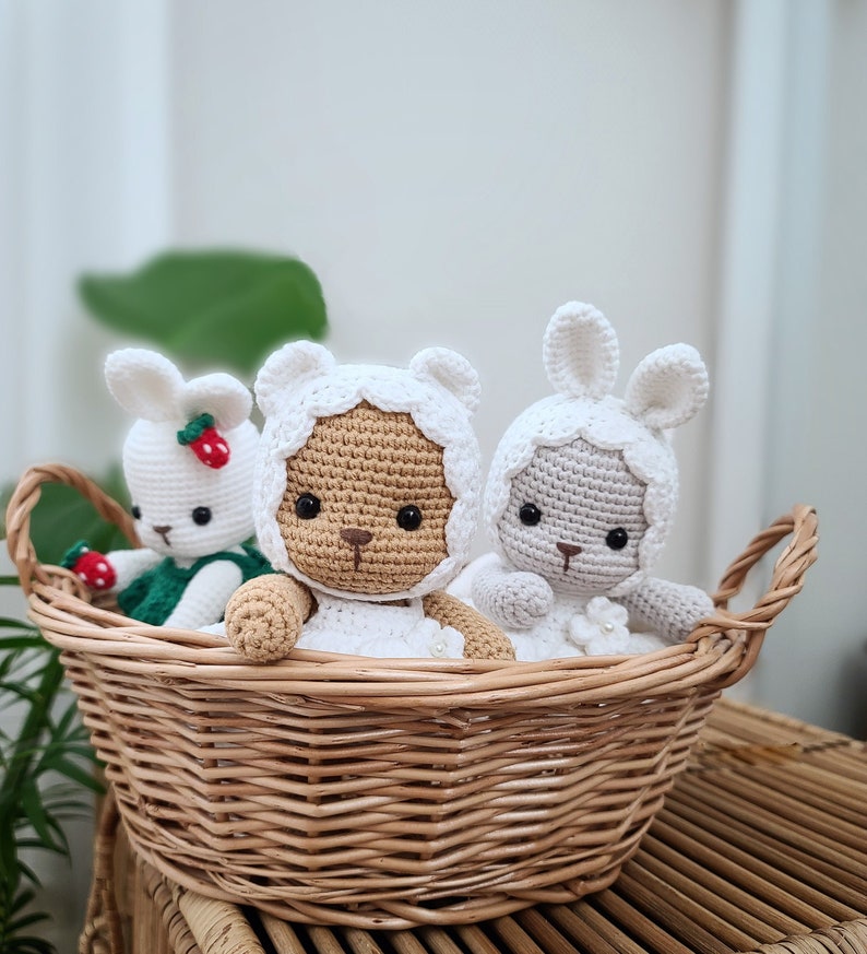 Bébé ours et lapin en robe blanche, amigurumi, patron au crochet, pdf. image 1