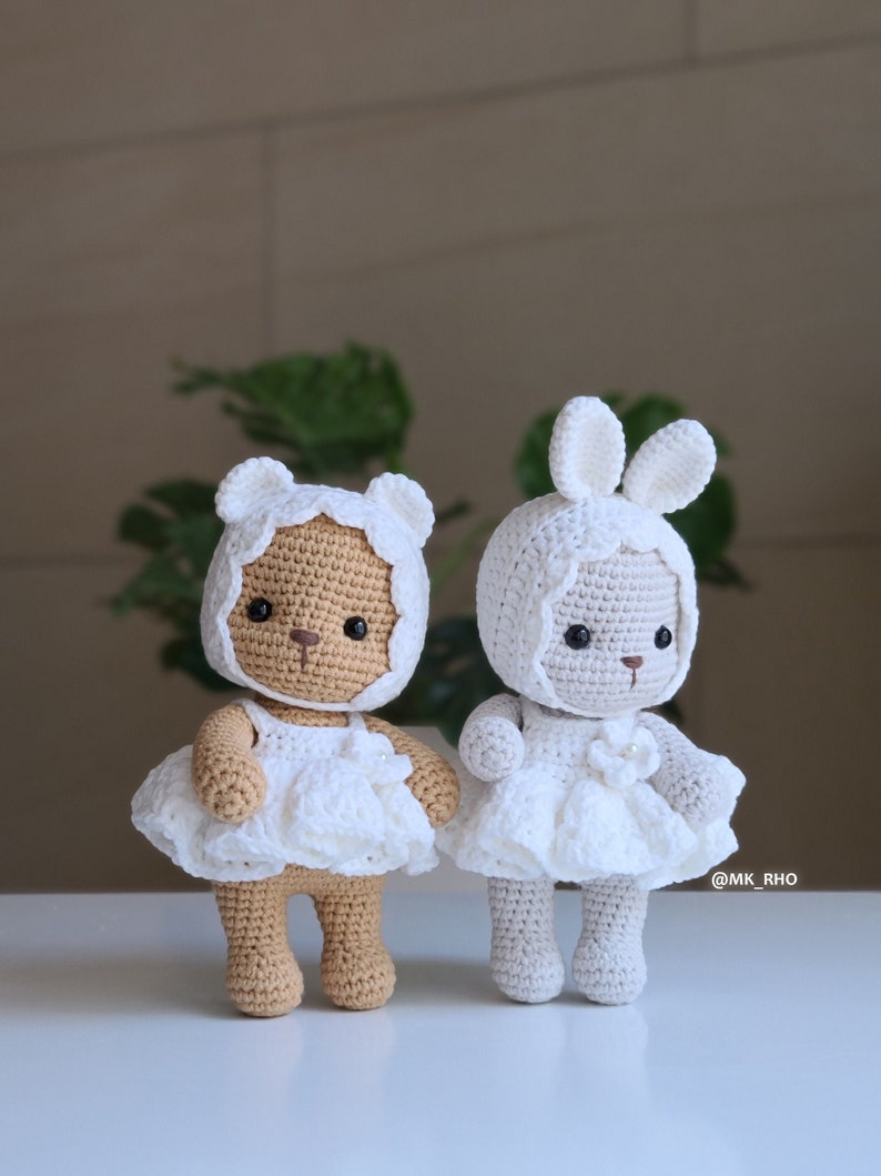 Bébé ours et lapin en robe blanche, amigurumi, patron au crochet, pdf. image 2